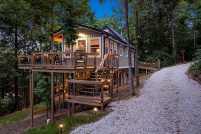 Treetop Terrace- Hot Tub, Wifi, Sauna, Firepit