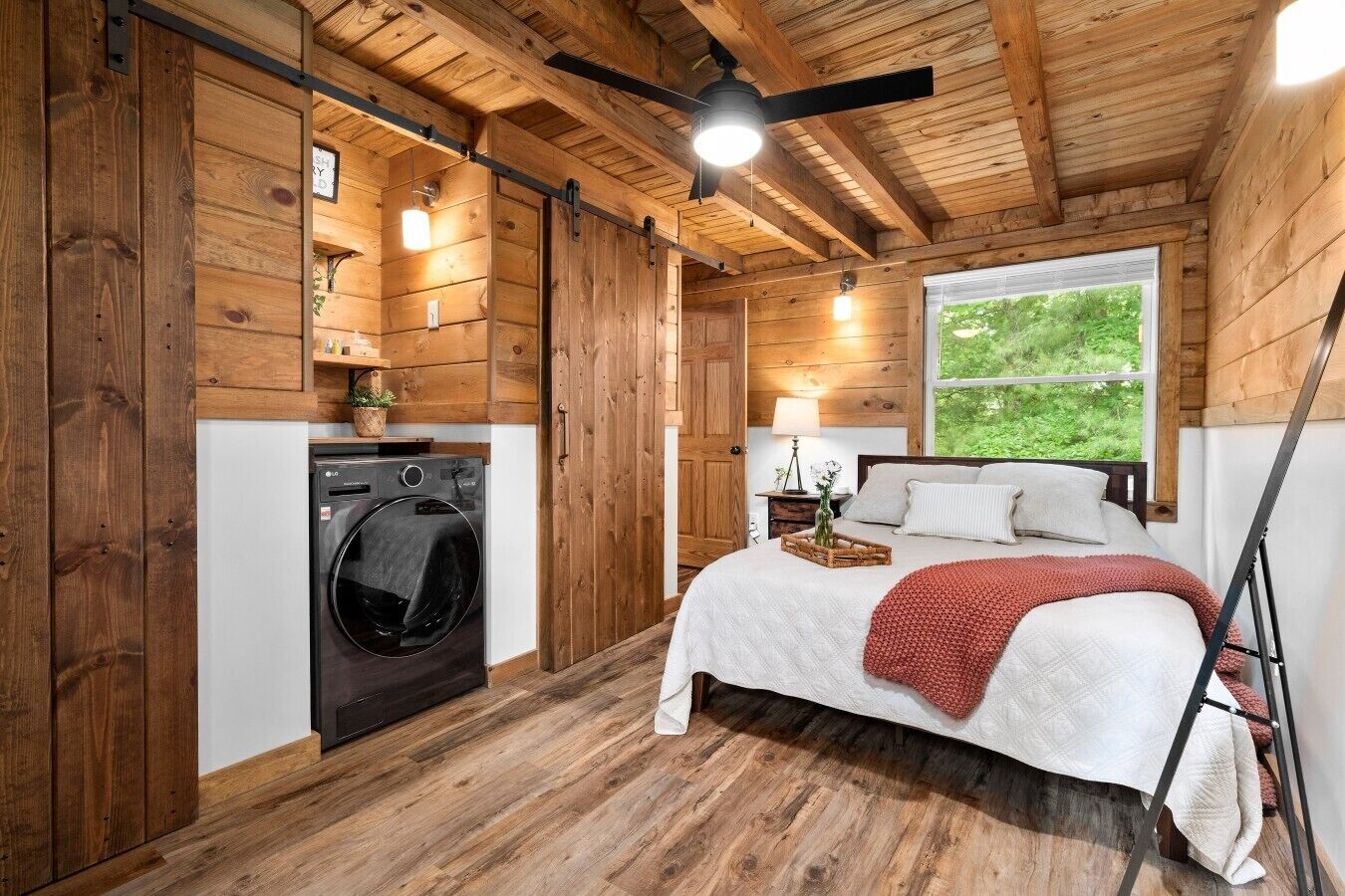 2 bedrooms, desk, WiFi, bed sheets