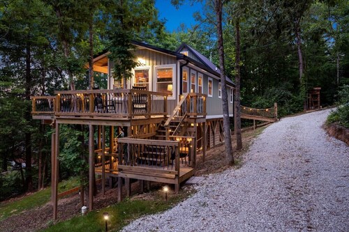 Treetop Terrace- Hot Tub, Wifi, Sauna, Firepit