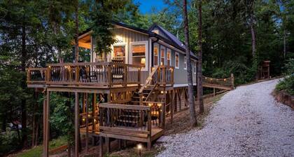 Treetop Terrace- Hot Tub, Wifi, Sauna, Firepit