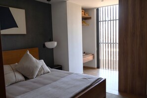 Ein modernes Schlafzimmer mit Bett, Nachttisch und Wandleuchte.