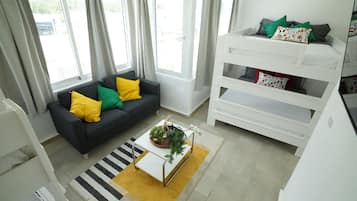 4 bedrooms, iron/ironing board, internet, bed sheets
