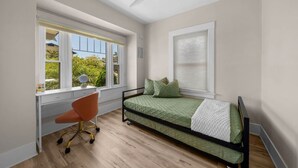 A bedroom with a single bed, a desk, and a chair. - Mission Hills retreat, walkable, free parking (San Diego)