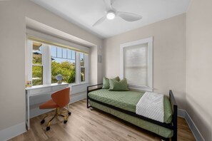 3 Schlafzimmer, Schreibtisch, Bügeleisen/Bügelbrett, Reisekinderbett