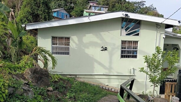 Un edificio residencial con un camino pavimentado que lleva a la entrada.