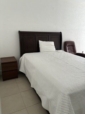 Iron/ironing board, WiFi, bed sheets - 2 Bedrooms, 1 Full Bath Home (St. Petersburg)