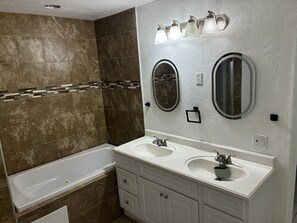 Hair dryer, towels, soap, toilet paper - 2 Bedrooms, 1 Full Bath Home (St. Petersburg)