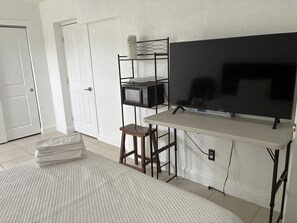 Iron/ironing board, WiFi, bed sheets - 2 Bedrooms, 1 Full Bath Home (St. Petersburg)