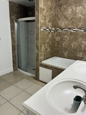 Hair dryer, towels, soap, toilet paper - 2 Bedrooms, 1 Full Bath Home (St. Petersburg)