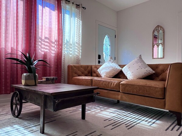Living area - Boho luxury 2 master suites, huge yard (Alhambra)