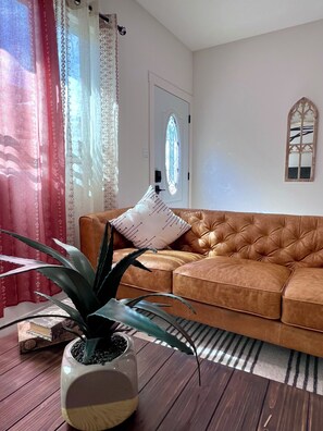 Living area - Boho luxury 2 master suites, huge yard (Alhambra)