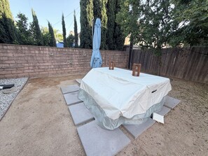Outdoor spa tub - Boho luxury 2 master suites, huge yard (Alhambra)