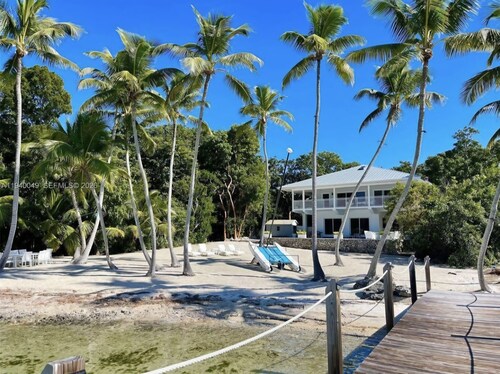 Casa Mar: private beach, pool & kayaks