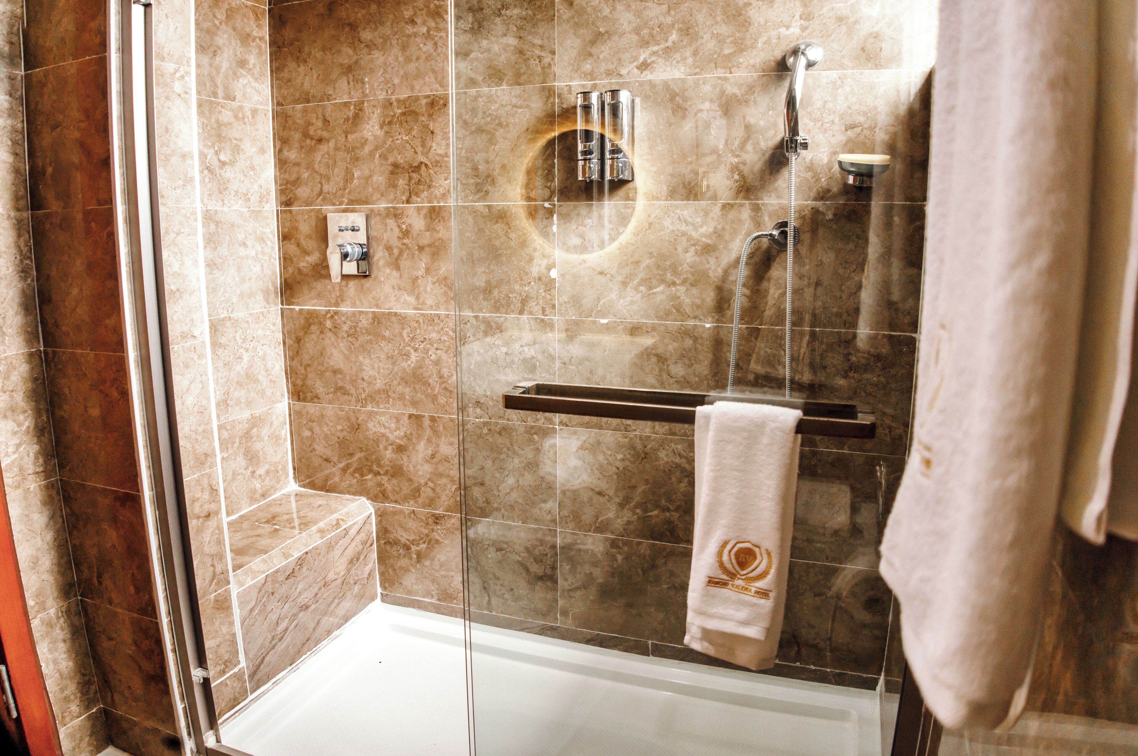 Deluxe Suite | Bathroom