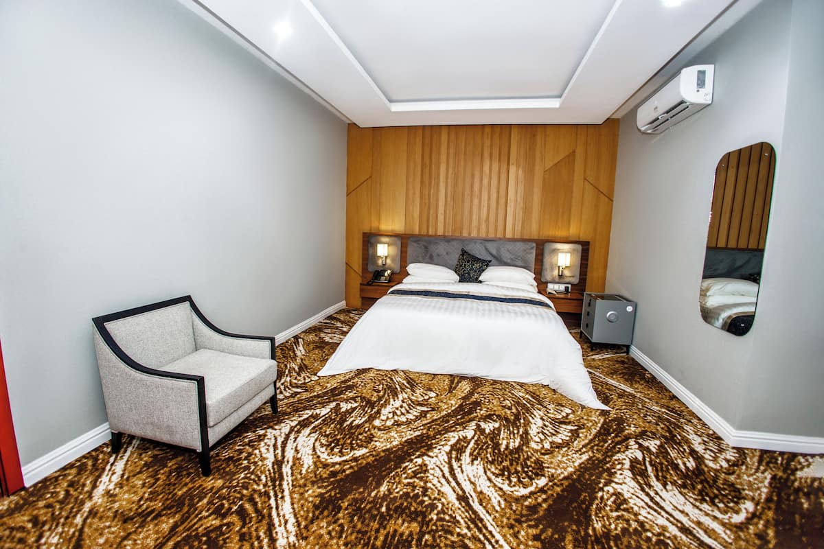 Penthouse presidencial, balcón, vista a la ciudad | Sábanas de algodón egipcio, ropa de cama de alta calidad y edredón 