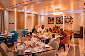 Family dining - Swisse International Rancho Valeria (Warri)