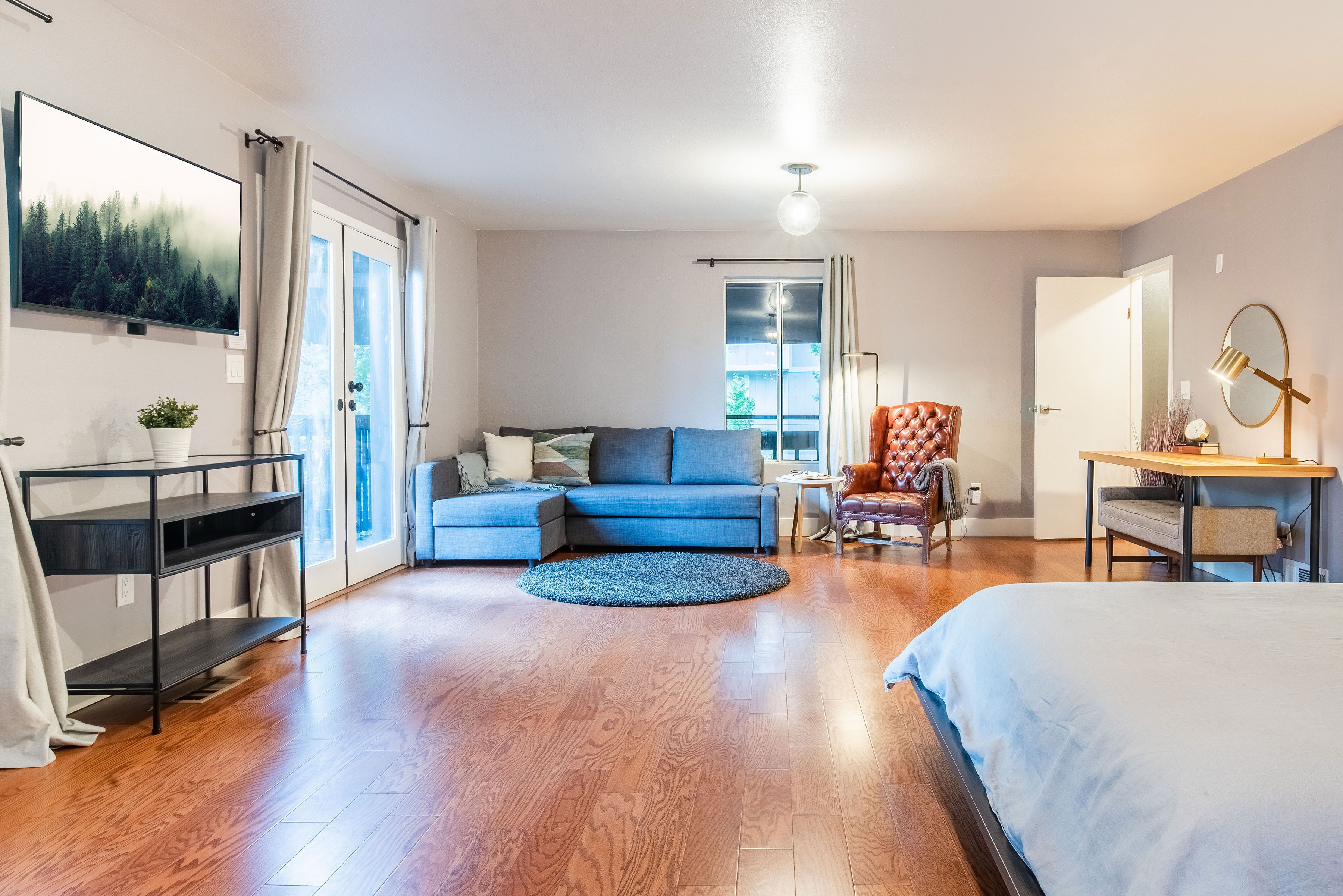5 bedrooms, iron/ironing board, WiFi, bed sheets