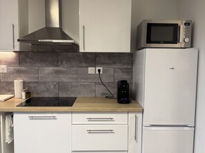 A kitchen with a microwave, a coffee maker, and a refrigerator. - Studio cosy dans villa, climatisé, terrasse - La Garde (La Garde)