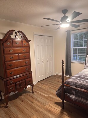 Room - Charming 3-bedroom newly remodeled house nestled in the heart of Pamlico county (Grantsboro)