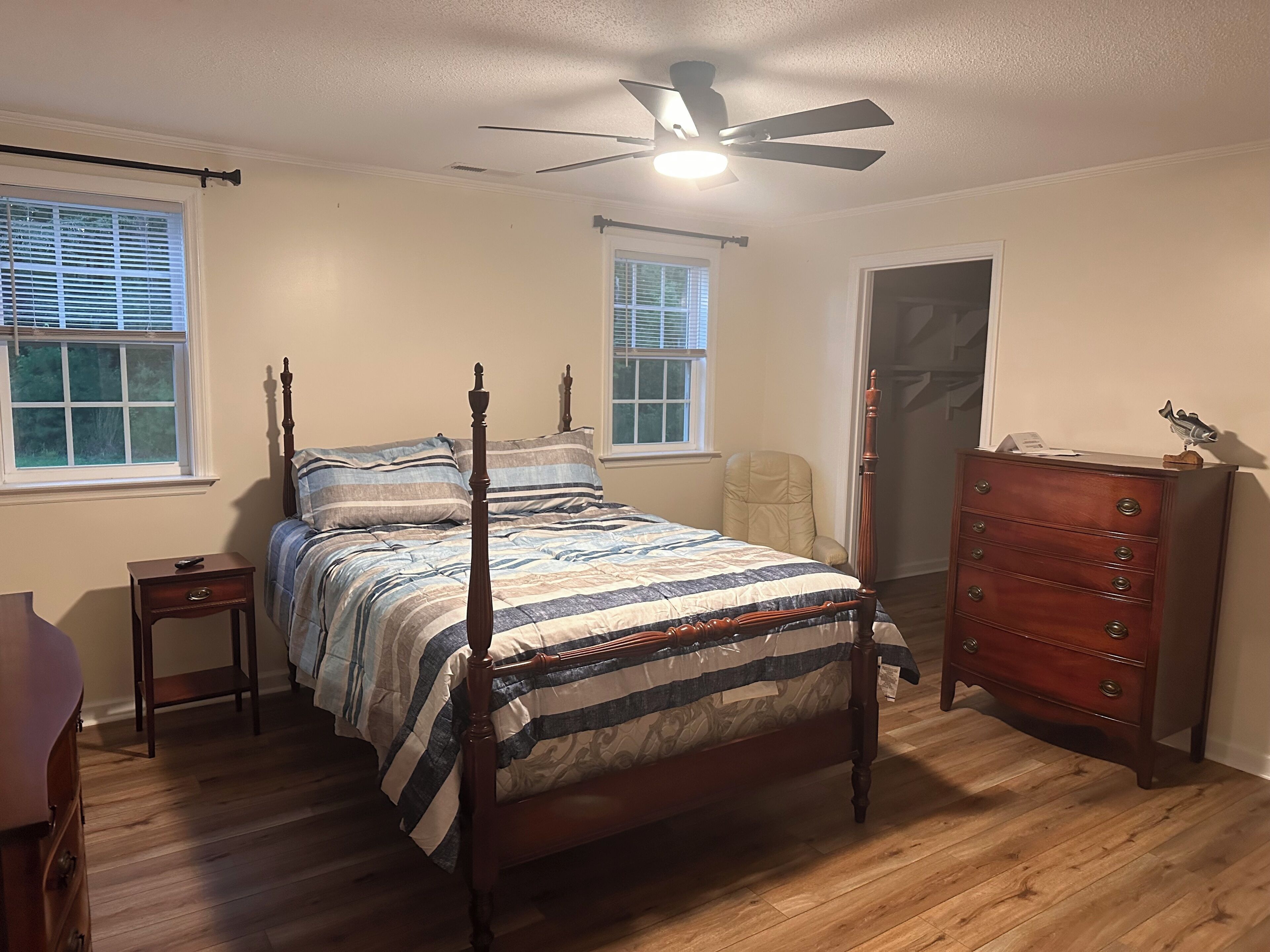3 bedrooms, internet, bed sheets