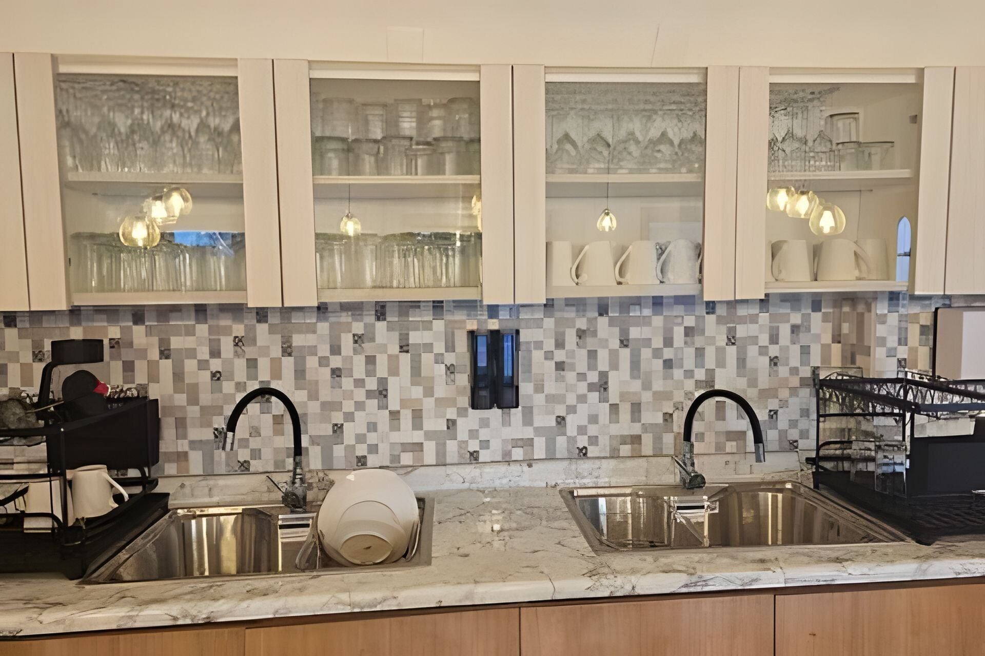 Frigorífico pequeño, microondas, placa de cocina y utensilios de cocina
