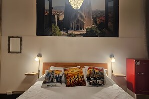 A hotel room with a bed, two bedside lamps, a red cabinet, and a large poster of a building on the wall. - Turquía Casa Fran Valparaíso (Valparaíso)