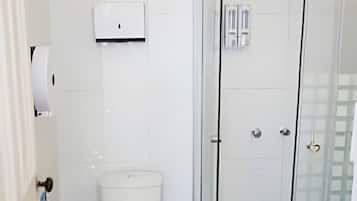 Dormitório compartilhado | Banheiro | Chuveiro, secador de cabelo, toalhas de banho, sabonete
