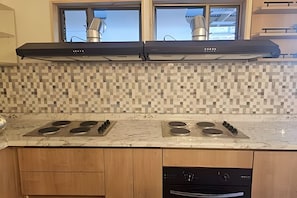 Tủ lạnh nhỏ, lò vi sóng, bếp nấu, dụng cụ nấu nướng/bát dĩa/dao nĩa