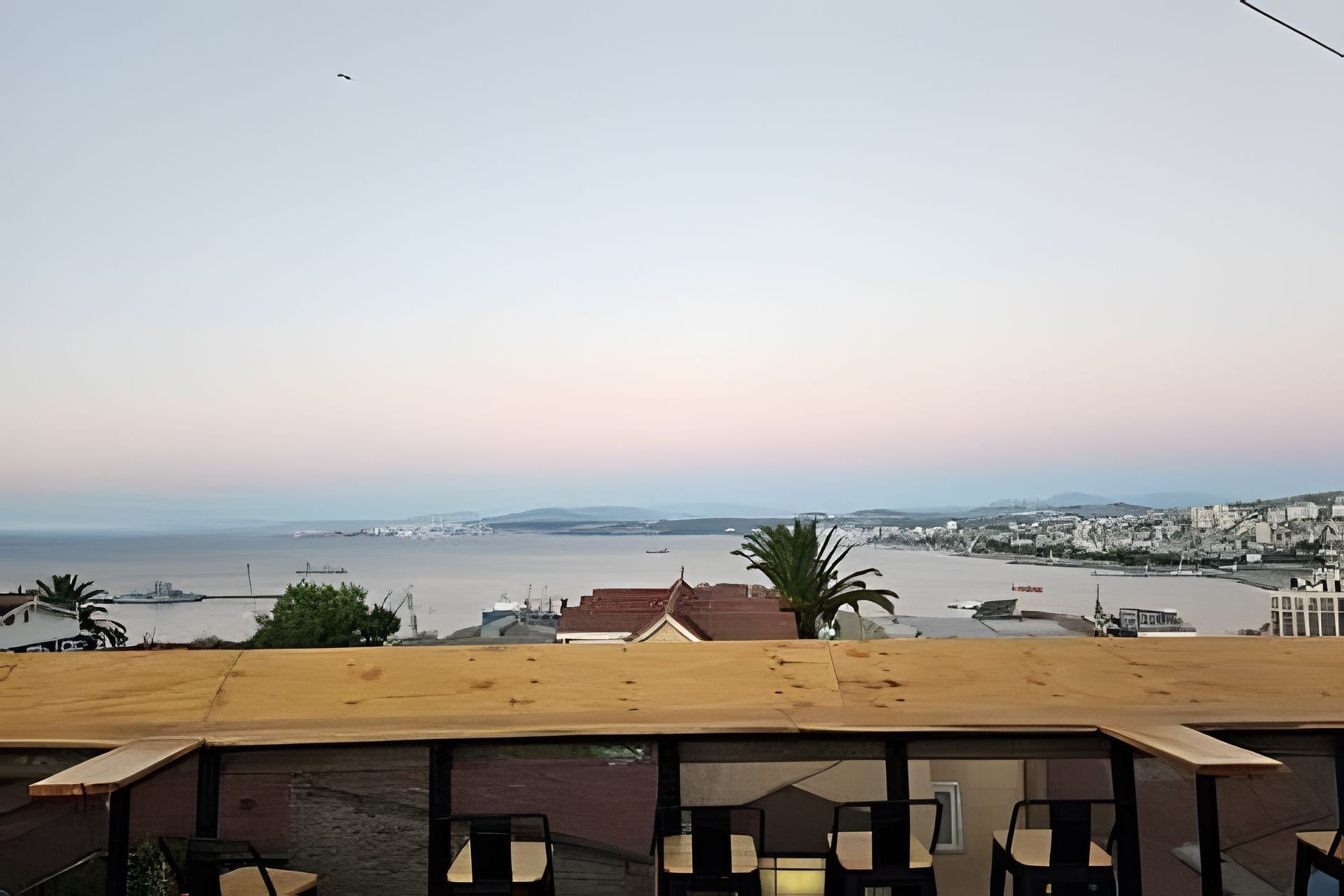 Une vue prise depuis un point de vue élevé, dominant une zone côtière sous un ciel dégagé.