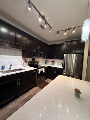 Unclassified image, 5 of 17, button - Luxury Skyline Condo. Walk to Deep Ellum, Downtown or Farmers Market (Dallas)