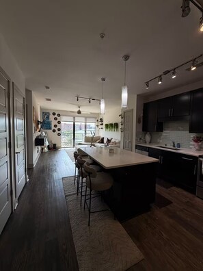 Unclassified image, 4 of 17, button - Luxury Skyline Condo. Walk to Deep Ellum, Downtown or Farmers Market (Dallas)