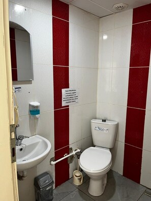 Phòng tắm | Buồng tắm vòi sen, máy sấy tóc, khăn tắm, xà phòng 