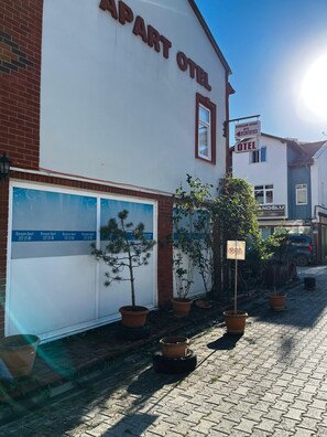 A building with a sign for 'APART HOTEL' and a parking sign indicating a no parking zone. - Karaçam Apart Otel (Kastamonu)