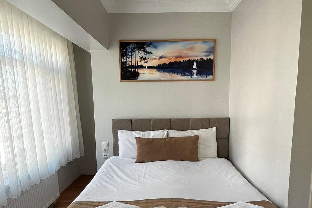 Kamar Double Standar, pemandangan kota | Meja kerja, ruang kerja ramah laptop, Wi-Fi gratis, dan seprai linen