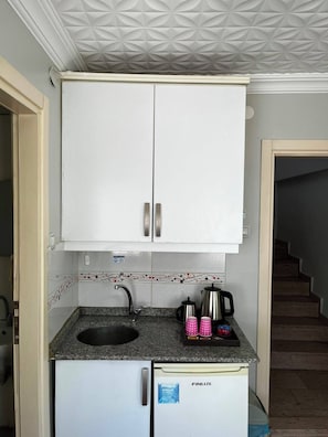 Habitación estándar doble, vistas a la ciudad | Cocina privada | Cafetera o tetera y frigorífico pequeño