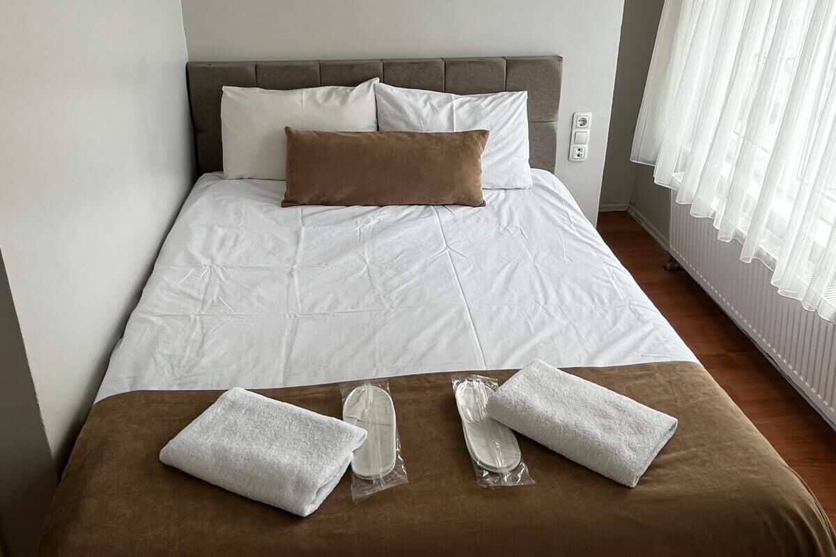 Quarto casal standard, vista para a cidade | Escrivaninha, espaço de trabalho para notebook, Wi-Fi de cortesia