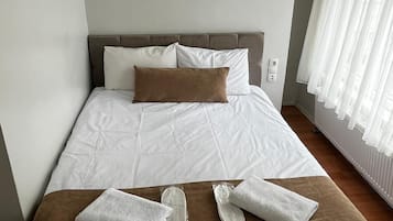 Quarto casal standard, vista para a cidade | Escrivaninha, espaço de trabalho para notebook, Wi-Fi de cortesia