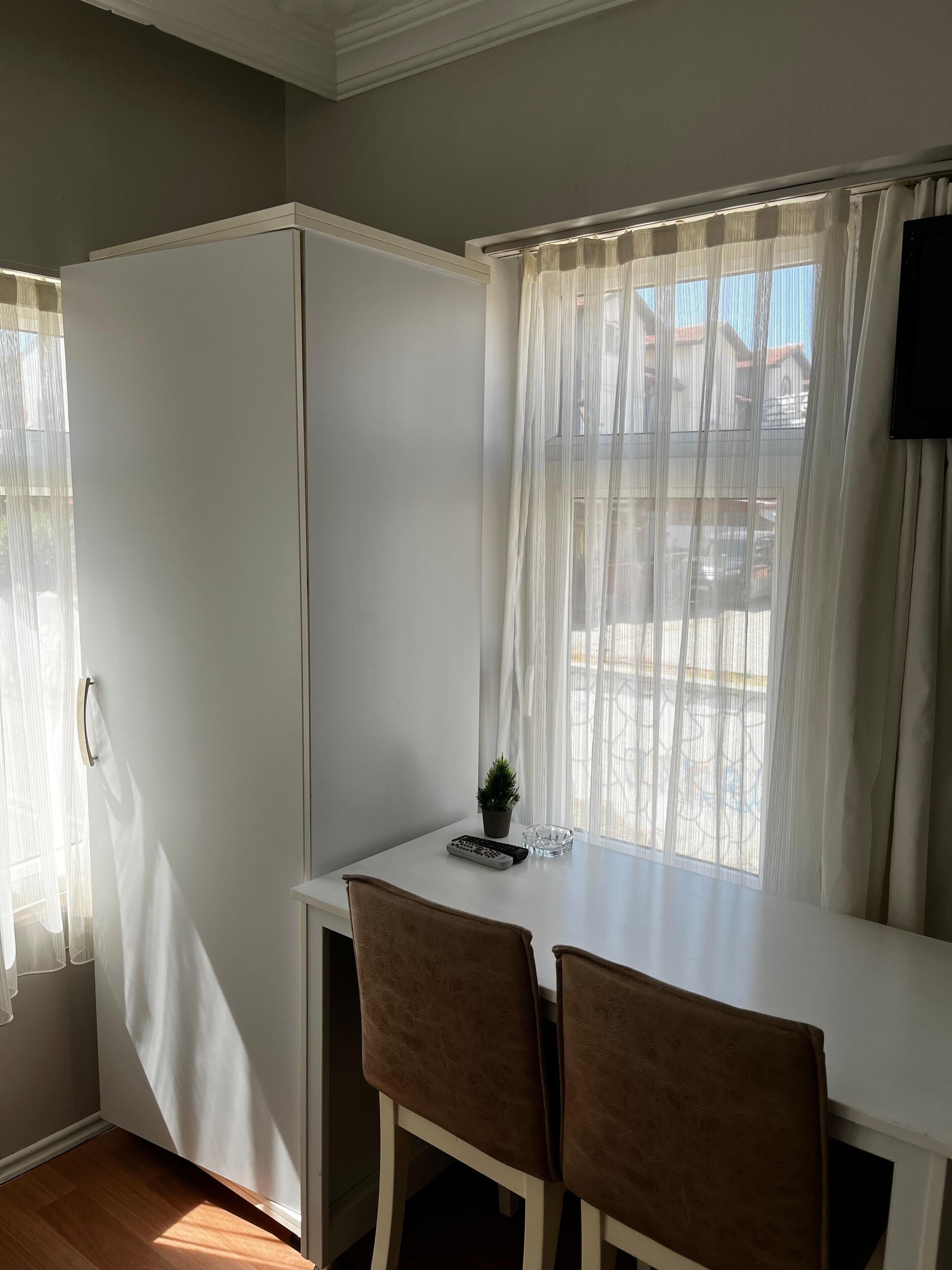 Habitació doble estàndard, vistes a la ciutat | Sala d'estar | Televisor de 50 cm amb canals per satèl·lit 