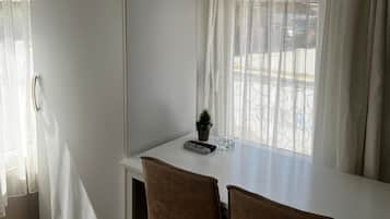 Habitació doble estàndard, vistes a la ciutat | Sala d'estar | Televisor de 50 cm amb canals per satèl·lit