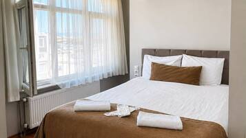 Chambre Double Standard, vue ville | Bureau, espace de travail pour ordinateur portable, Wi-Fi gratuit