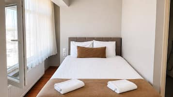 Standard-Doppelzimmer, Stadtblick | Schreibtisch, laptopgeeigneter Arbeitsplatz, kostenloses WLAN
