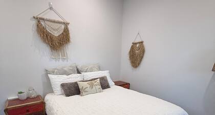 'Palm Retreat': 100m to Lake Cathie and beach, great for families- Pet Friendly