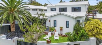 'Palm Retreat': 100m to Lake Cathie and beach, great for families- Pet Friendly