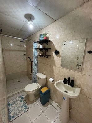 A bathroom with a toilet, bidet, shower, and sink. - Private room in Panama City, near the airport (Panama)