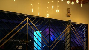 A modern interior with a geometric metal partition, a vehicle, and a decorative light fixture. - Private room in Panama City, near the airport (Panama)