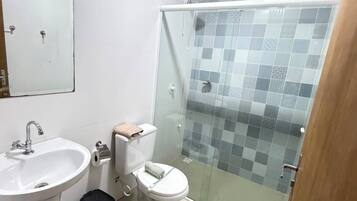 Suite, balkon, pemandangan halaman | Kamar mandi | Shower, handuk, sabun, dan tisu toilet