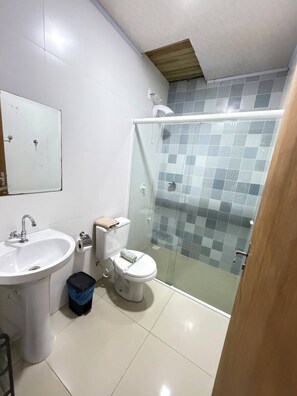 Suite, balcón, vista al patio | Baño | Regadera, toallas, jabón, papel de baño