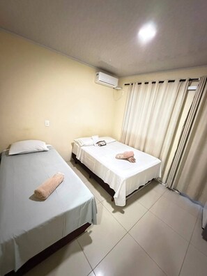Habitación triple estándar, balcón, vista al patio | Wifi gratis