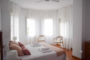 Tabla de planchar con plancha, acceso a internet y ropa de cama