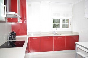 Cafetera/tetera, refrigerador, microondas, horno